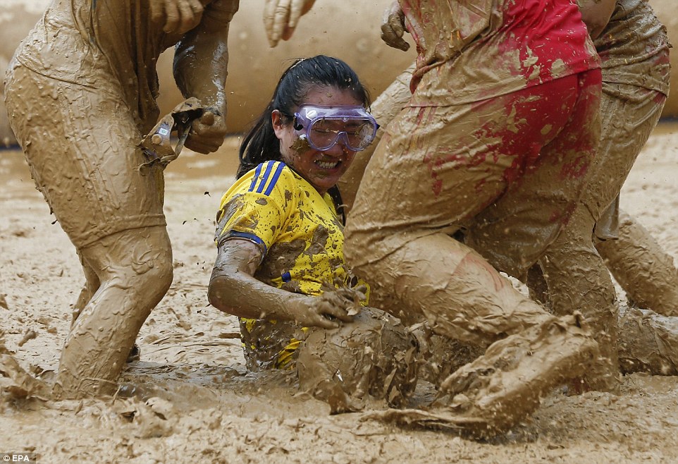 بەوێنە.. تۆپی پێی نێو قوڕولیتە لە جیهاندا بەرەو گەشەسەندن دەچێت
